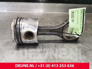Mercedes Sprinter Kolben O113747 foto 2