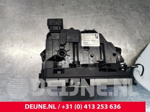 Gebruikte Schuifdeur Slotmechaniek rechts Peugeot Boxer (U9) 2.2 HDi 100 Euro 4 Prijs € 96,80 Inclusief btw aangeboden door van Deijne Onderdelen Uden B.V.