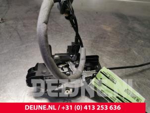Gebruikte Deurslot Mechaniek 4Deurs links-voor Volvo V40 (MV) 2.0 D2 16V Prijs op aanvraag aangeboden door van Deijne Onderdelen Uden B.V.