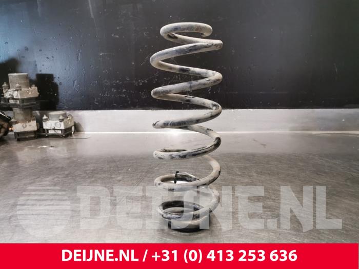 Volkswagen Passat Rear coil spring O115407