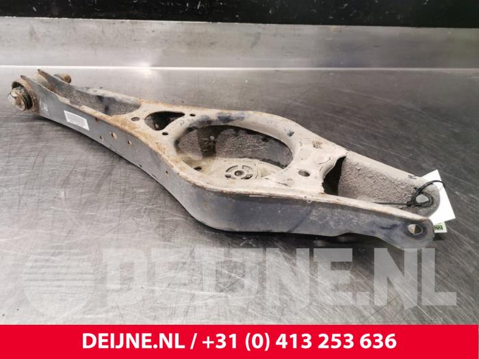 Volkswagen Passat Rear spring retainer, right O115437