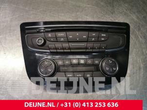 Gebruikte Radiobedienings paneel Peugeot 508 (8D) 1.6 HDiF 16V Prijs € 55,00 Margeregeling aangeboden door van Deijne Onderdelen Uden B.V.