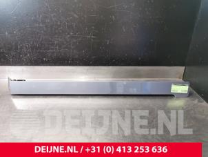 Gebruikte Schuifdeurrail links Opel Vivaro 2.0 CDTI 122 Prijs € 151,25 Inclusief btw aangeboden door van Deijne Onderdelen Uden B.V.