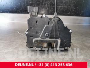 Gebruikte Deurslot Mechaniek 4Deurs links-voor Fiat Grande Punto (199) 1.4 Prijs op aanvraag aangeboden door van Deijne Onderdelen Uden B.V.