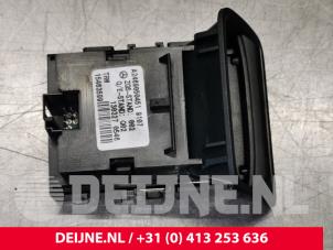Gebruikte Schakelaar handrem Mercedes CLA (117.3) 2.0 CLA-250 Turbo 16V Prijs € 9,00 Margeregeling aangeboden door van Deijne Onderdelen Uden B.V.
