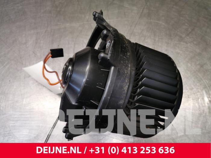 Mercedes CLA Heating and ventilation fan motor O116421