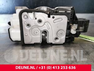 Gebruikte Portierslot Mechaniek 4Deurs rechts-voor Volvo V60 II (ZW) 2.0 T8 16V Plug-in Hybrid AWD Prijs op aanvraag aangeboden door van Deijne Onderdelen Uden B.V.