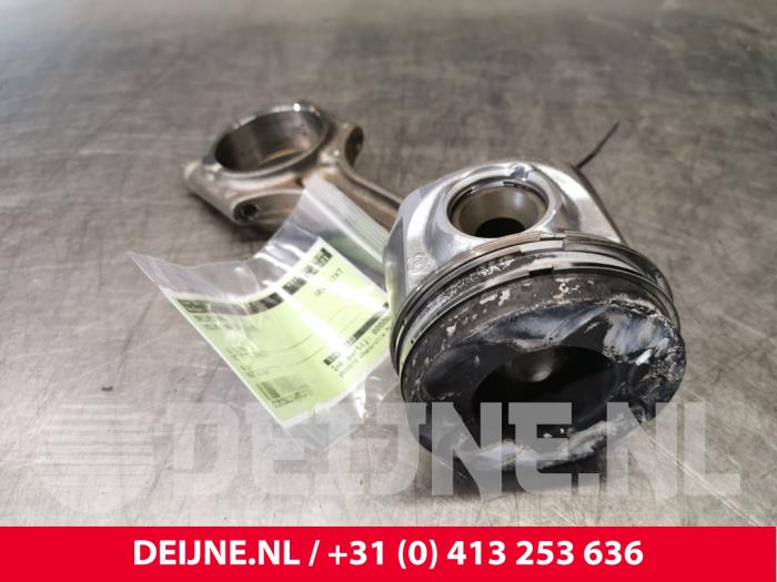 Gebruikte Drijfstang Volvo V60 I (FW/GW) 2.4 D5 20V Autom. Prijs € 100,00 Margeregeling aangeboden door van Deijne Onderdelen Uden B.V.