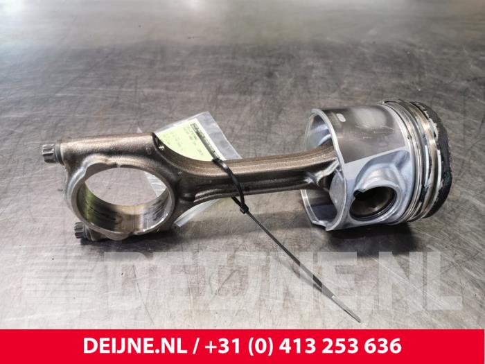 Gebruikte Drijfstang Volvo V60 I (FW/GW) 2.4 D5 20V Autom. Prijs € 100,00 Margeregeling aangeboden door van Deijne Onderdelen Uden B.V.