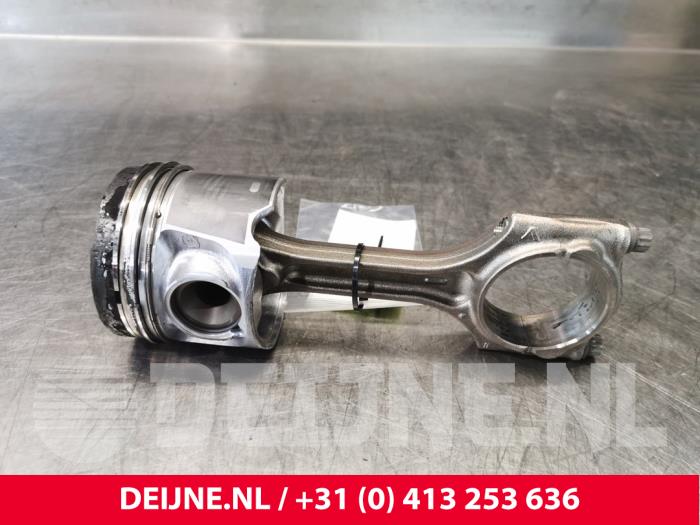 Gebruikte Drijfstang Volvo V60 I (FW/GW) 2.4 D5 20V Autom. Prijs € 100,00 Margeregeling aangeboden door van Deijne Onderdelen Uden B.V.