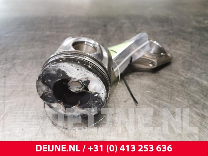 Gebruikte Drijfstang Volvo V60 I (FW/GW) 2.4 D5 20V Autom. Prijs € 100,00 Margeregeling aangeboden door van Deijne Onderdelen Uden B.V.