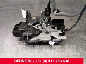 Volvo XC40 Door lock mechanism 4-door, front left O118424 photo 3