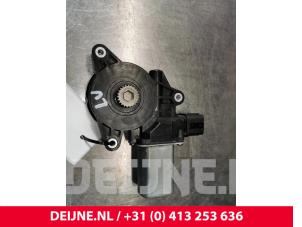 Gebruikte Schuifdak Motor Tesla Model S 70D Prijs € 60,50 Inclusief btw aangeboden door van Deijne Onderdelen Uden B.V.