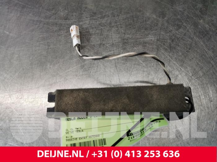 Tesla Model S Keyless Entry-Antenne O118775