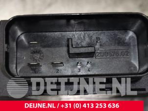 Audi S8 Spannungsregler O118855 foto 3