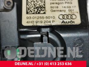 Audi S8 Clock O118900 photo 3
