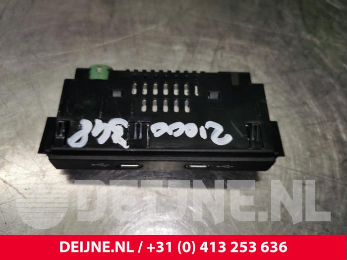 Volkswagen Golf AUX / USB connection O120255