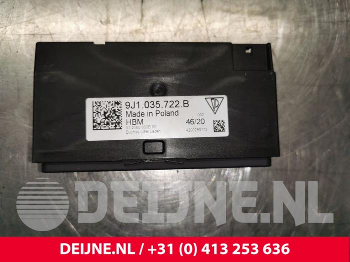 Porsche Taycan AUX / USB-Anschluss O121341