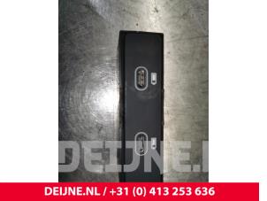 Porsche Taycan AUX / USB connection O121341 photo 2