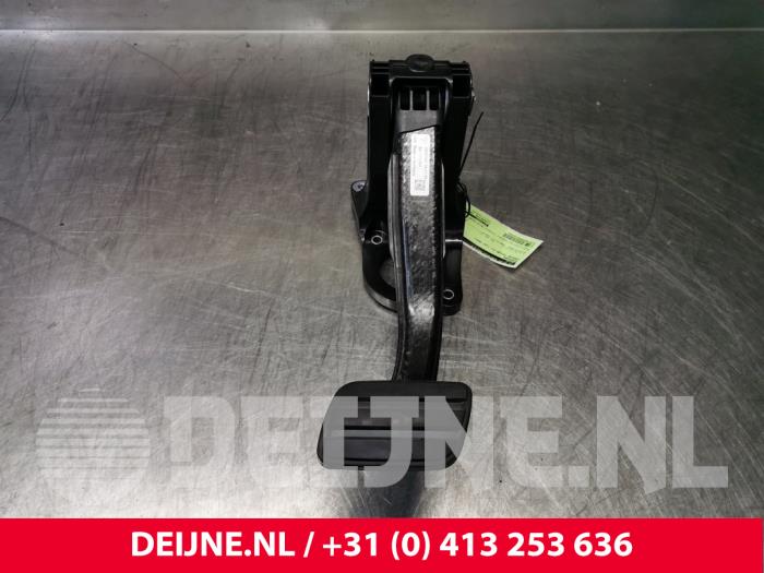 Porsche Taycan Brake pedal O123222