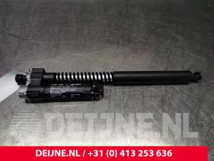 Porsche Taycan Gasdemper links-achter O123223 foto 2