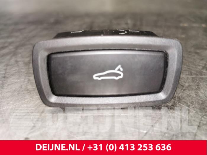 Porsche Taycan Schakelaar achterklep O123230