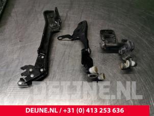 Gebruikte Schuifdeurrol rechts Ford Transit Custom 2.0 TDCi 16V Eco Blue 130 Prijs € 60,50 Inclusief btw aangeboden door van Deijne Onderdelen Uden B.V.