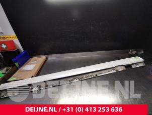 Mercedes E-Klasse Zijskirt links O123614 foto 2