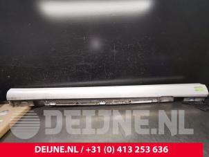 Mercedes E-Klasse Zijskirt links O123614 foto 3