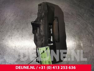 Mercedes E-Klasse Remklauw (Tang) links-voor O123601 foto 2