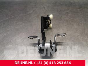 Mercedes Vito Schuifdeurrol rechts O9990001492 foto 3