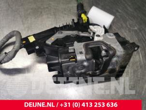 Mercedes C-Klasse Front door lock mechanism 4-door, right O125126 photo 2