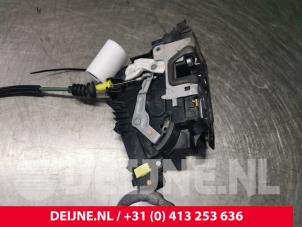 Mercedes C-Klasse Front door lock mechanism 4-door, right O125126 photo 3