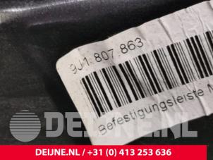 Porsche Taycan Stoßstangenstütze mitte hinten O125447 foto 3