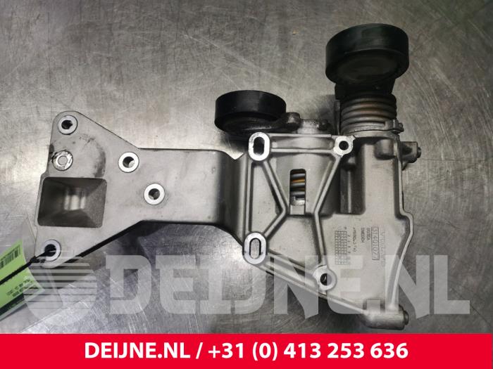 Gebruikte Dynamosteun boven Volvo V40 Prijs € 30,00 Margeregeling aangeboden door van Deijne Onderdelen Uden B.V.