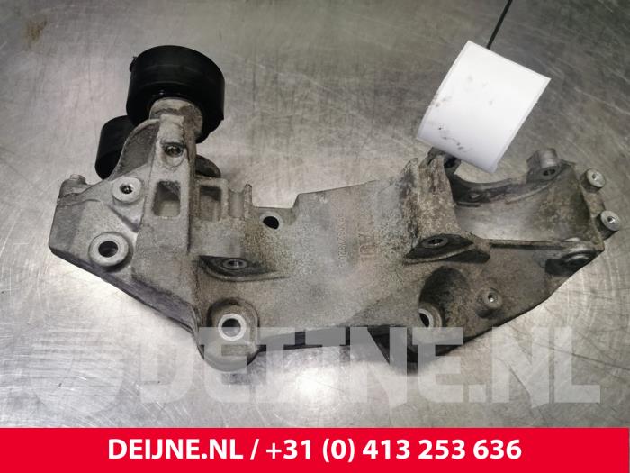 Gebruikte Dynamosteun boven Opel Vivaro 2.0 CDTI Prijs € 48,40 Inclusief btw aangeboden door van Deijne Onderdelen Uden B.V.