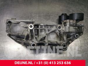 Opel Vivaro Dynamosteun boven O126410 foto 2