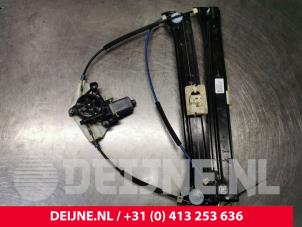Volkswagen Touran Ruitmechaniek 4Deurs rechts-voor O126937 foto 2