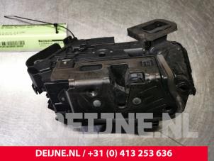 Gebruikte Deurslot Mechaniek 4Deurs rechts-voor Volkswagen Touran (5T1) 2.0 TDI 150 Prijs € 15,00 Margeregeling aangeboden door van Deijne Onderdelen Uden B.V.