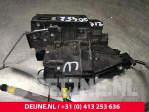 Mercedes C-Klasse Door lock mechanism 4-door, front left O127237 photo 2