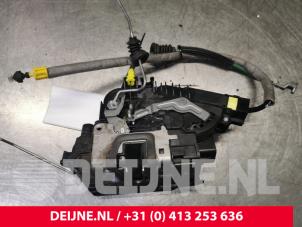 Mercedes C-Klasse Door lock mechanism 4-door, front left O127237 photo 3