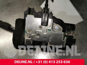Nissan NV200 Deurslot Mechaniek 2Deurs links O128345 foto 3