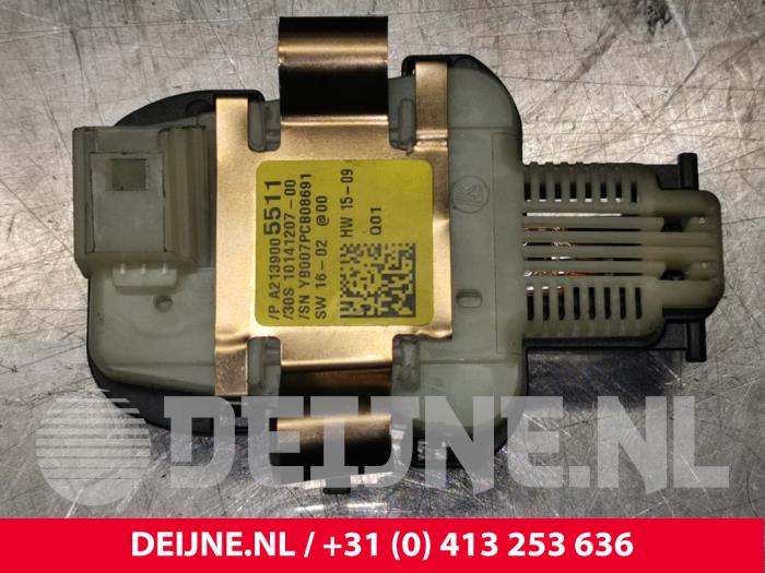 Gebruikte Sensor regen Mercedes E (W213) E-220d 2.0 Turbo 16V Prijs € 55,00 Margeregeling aangeboden door van Deijne Onderdelen Uden B.V.