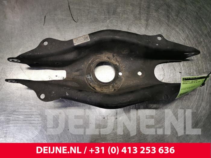 Mercedes E-Klasse Veerschotel links-achter O128527