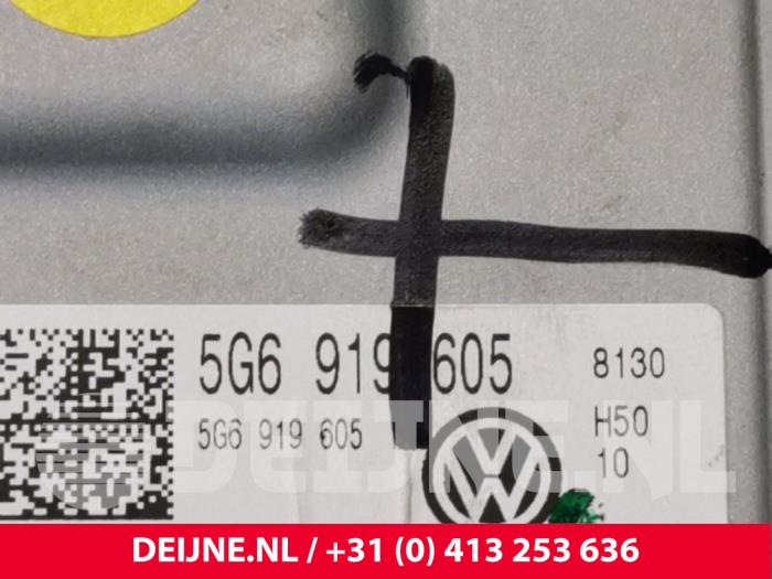 Display Multi Media regelunit van een Volkswagen Touran (5T1) 2.0 TDI 150 2017
