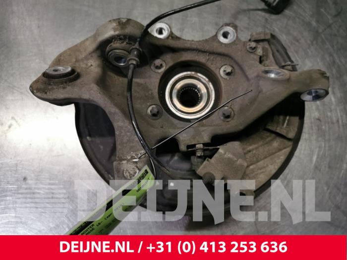 Mercedes E-Klasse Achsschenkel links hinten O128553
