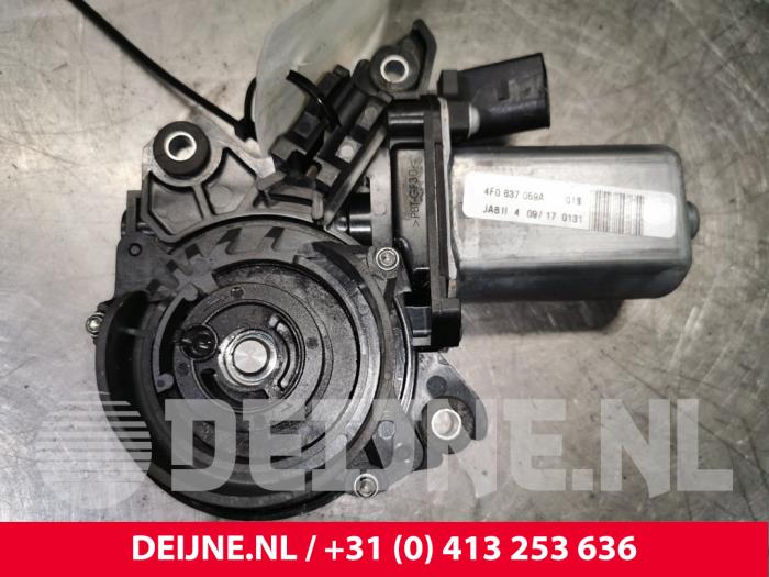 Audi S8 Sluithulpmotor portier links-achter O128849