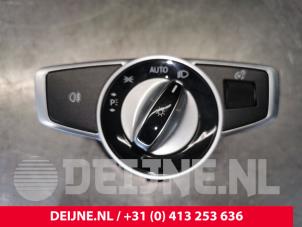 Gebruikte Licht Schakelaar Mercedes E (R238) E-200 2.0 Turbo 16V Prijs € 20,00 Margeregeling aangeboden door van Deijne Onderdelen Uden B.V.