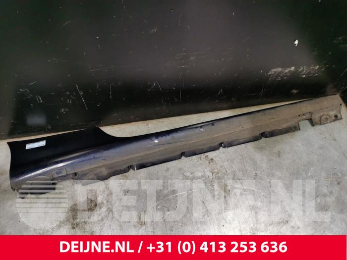 Mercedes E-Klasse Zijskirt rechts O129667