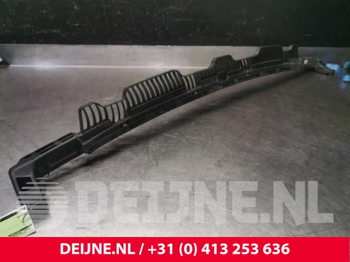 Volkswagen Golf Rear bumper bracket central O130747